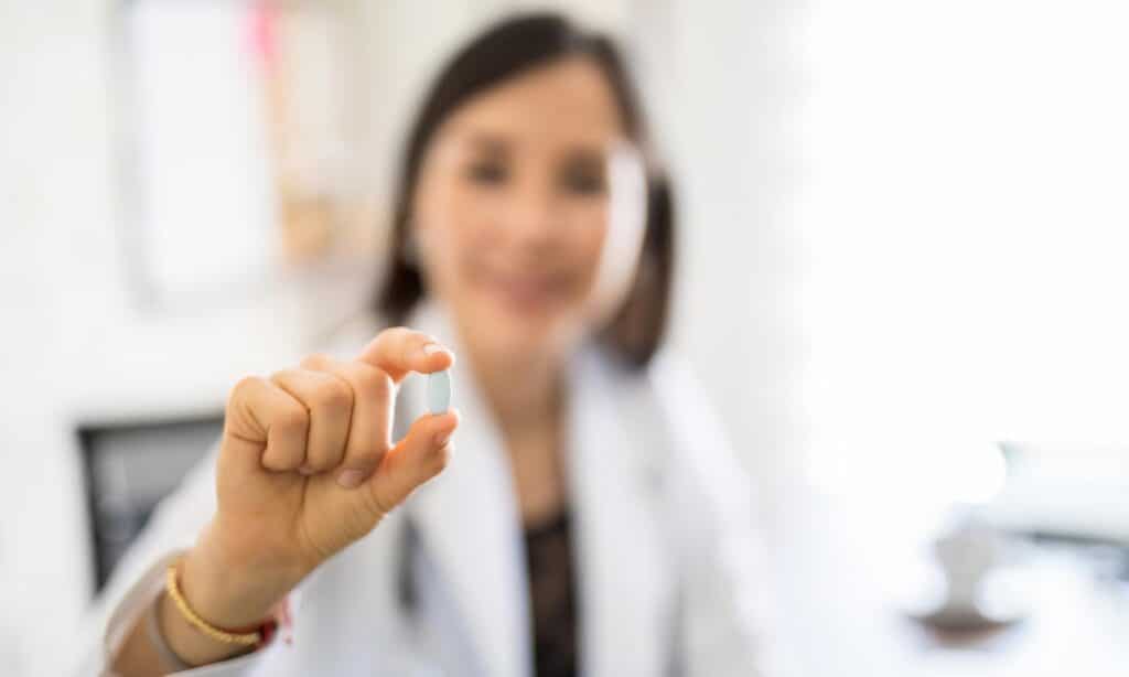 The G037 white oblong pill contains hydrocodone 10 mg and acetaminophen 325 mg, prescribed for moderate to severe pain relief.