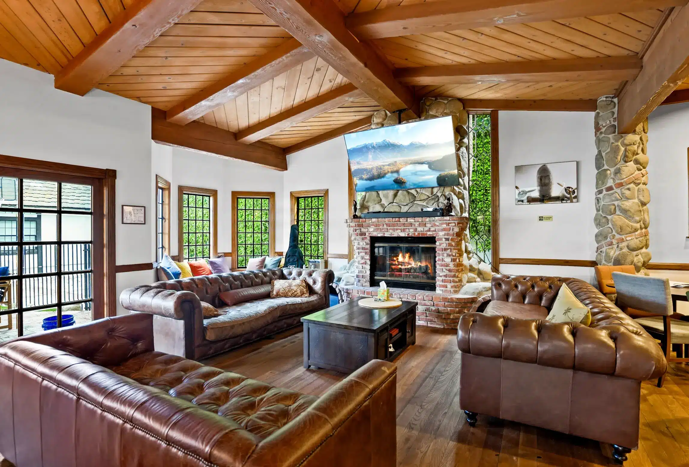 iRely Recovery welcoming lounge with brick fireplace and comfortable seating