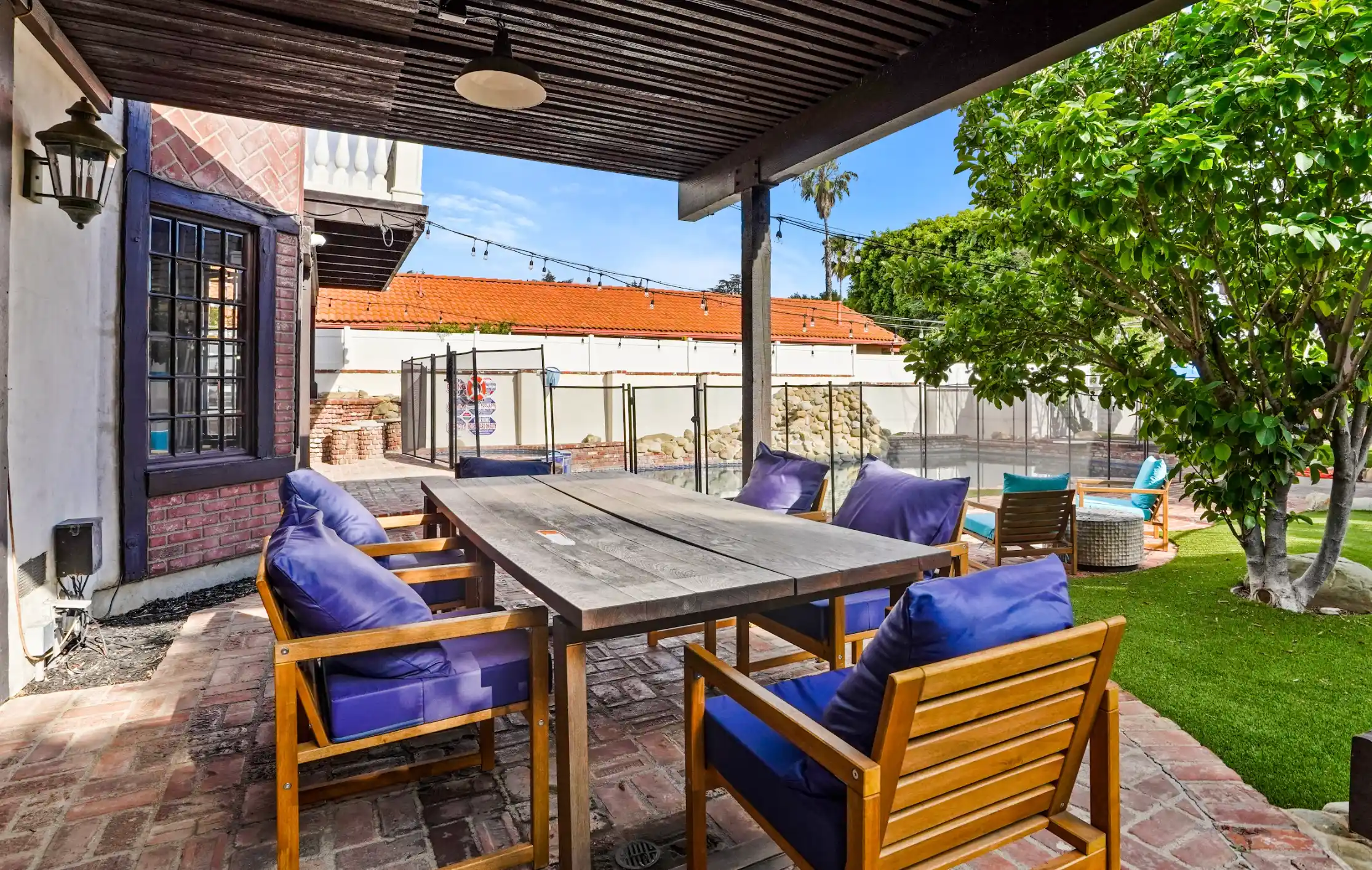 iRely Recovery outdoor patio dining area with pool view at the Los Angeles facility